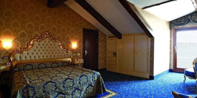 Moquette Blu stanza di albergo e tessuto tesato